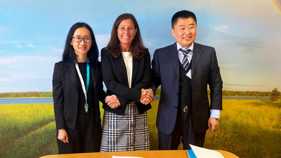 EPD agreement signing: Gao Si, Head of IVL China Office,  Marie Fossum Strannegård, CEO of IVL and Mr ZHANG Yuyang Chief of Science, Technology and Innovation; Chairman of PCCC.