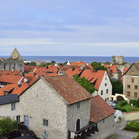 små hus med rött tak på Gotland